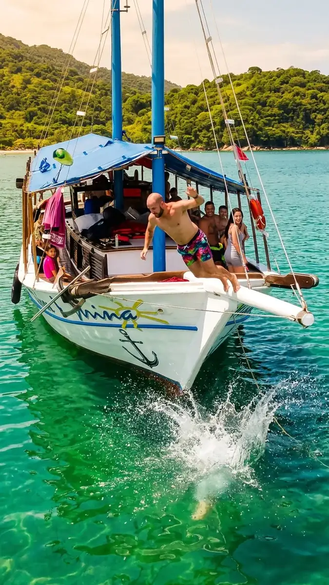 Passageiro saltando da escuna no mar de Ubatuba