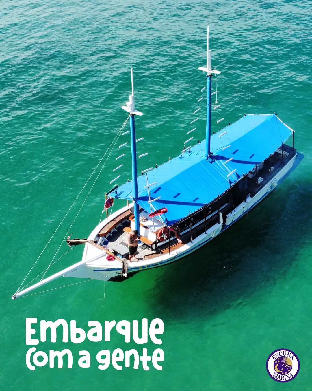 Escuna Marina navegando em águas verdes de Ubatuba