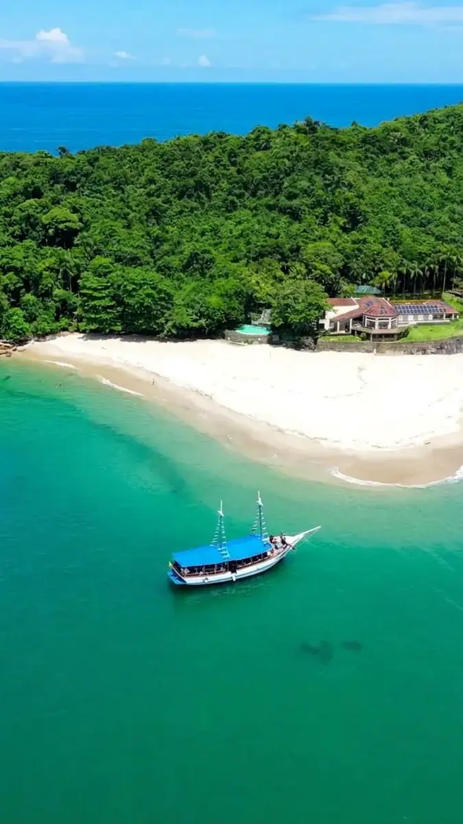Faixa de areia e mar transparente em ilha de Ubatuba