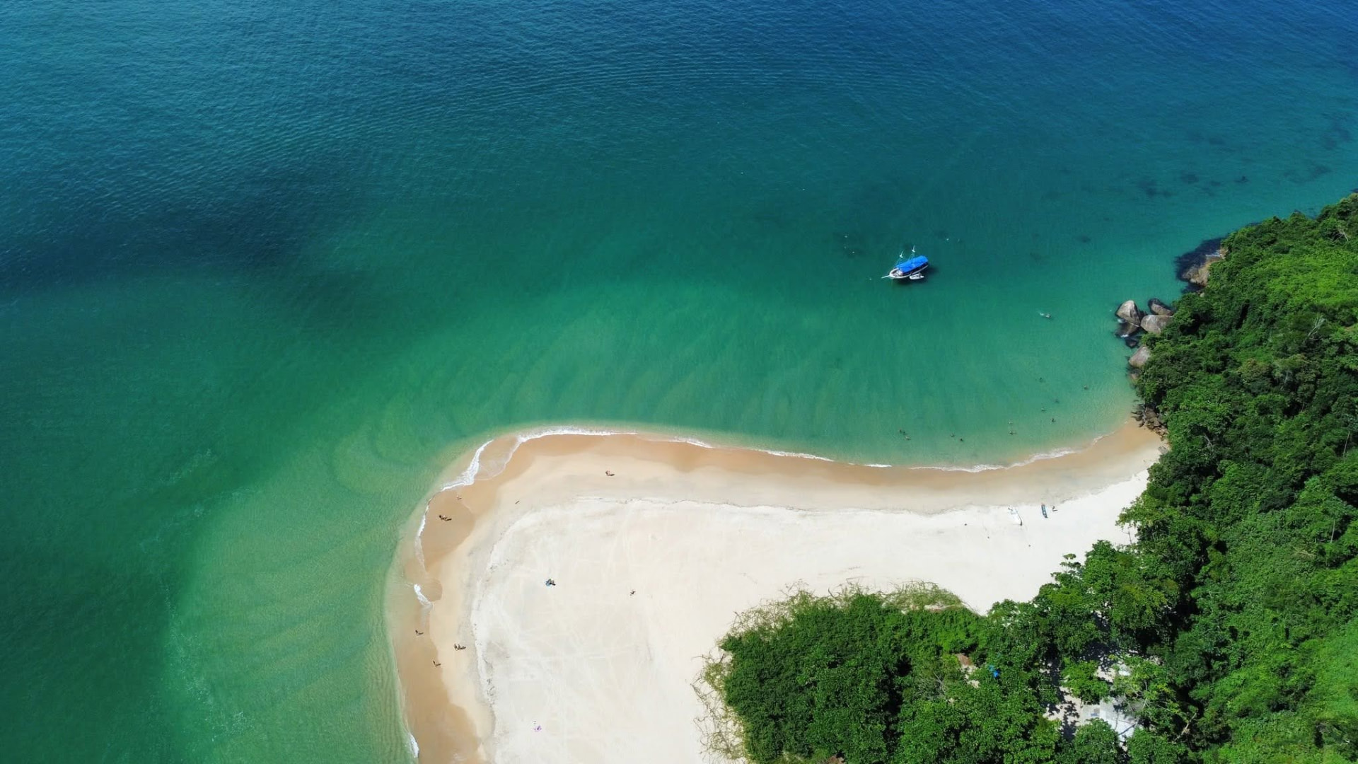 Praia de areia clara e mar verde da Ilha do Prumirim