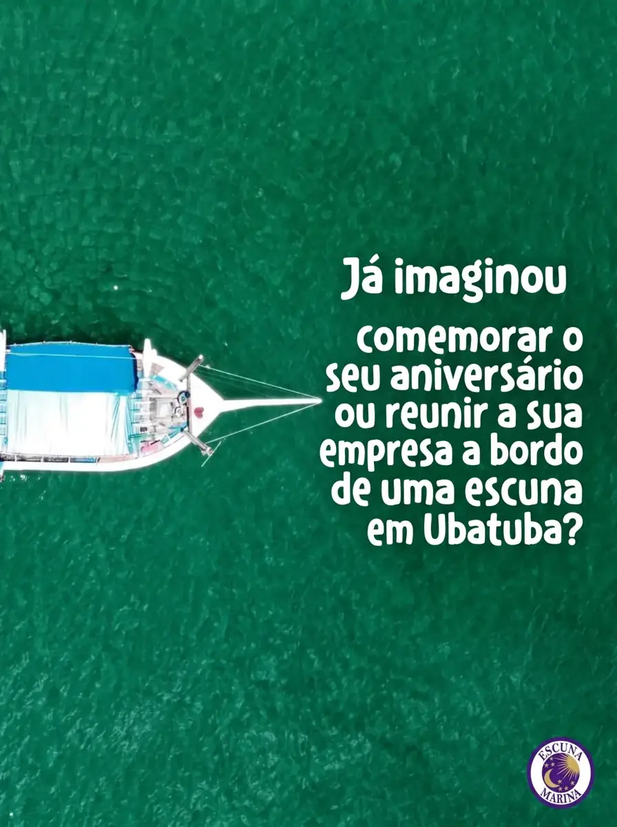 Publicação de aniversário e eventos com fotografia aérea real da Escuna Marina no mar verde de Ubatuba