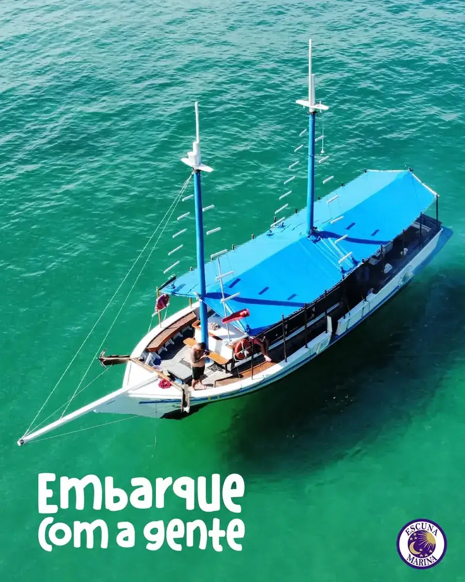 Escuna Marina azul e branca vista do alto no mar de Ubatuba