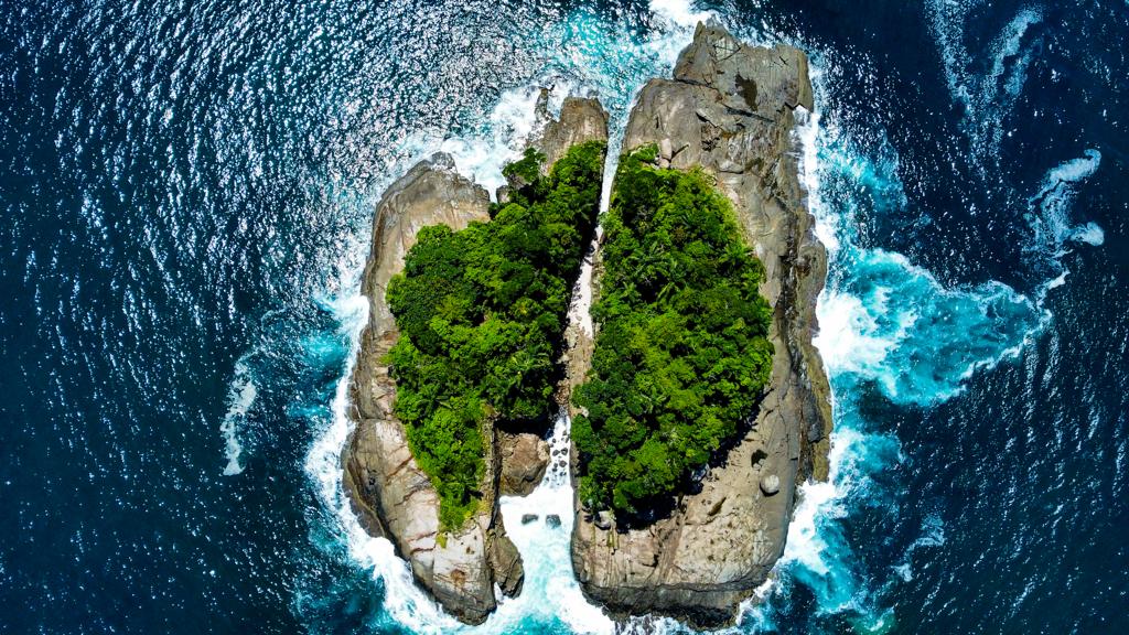 Formação rochosa da Ilha Rachada vista do mar